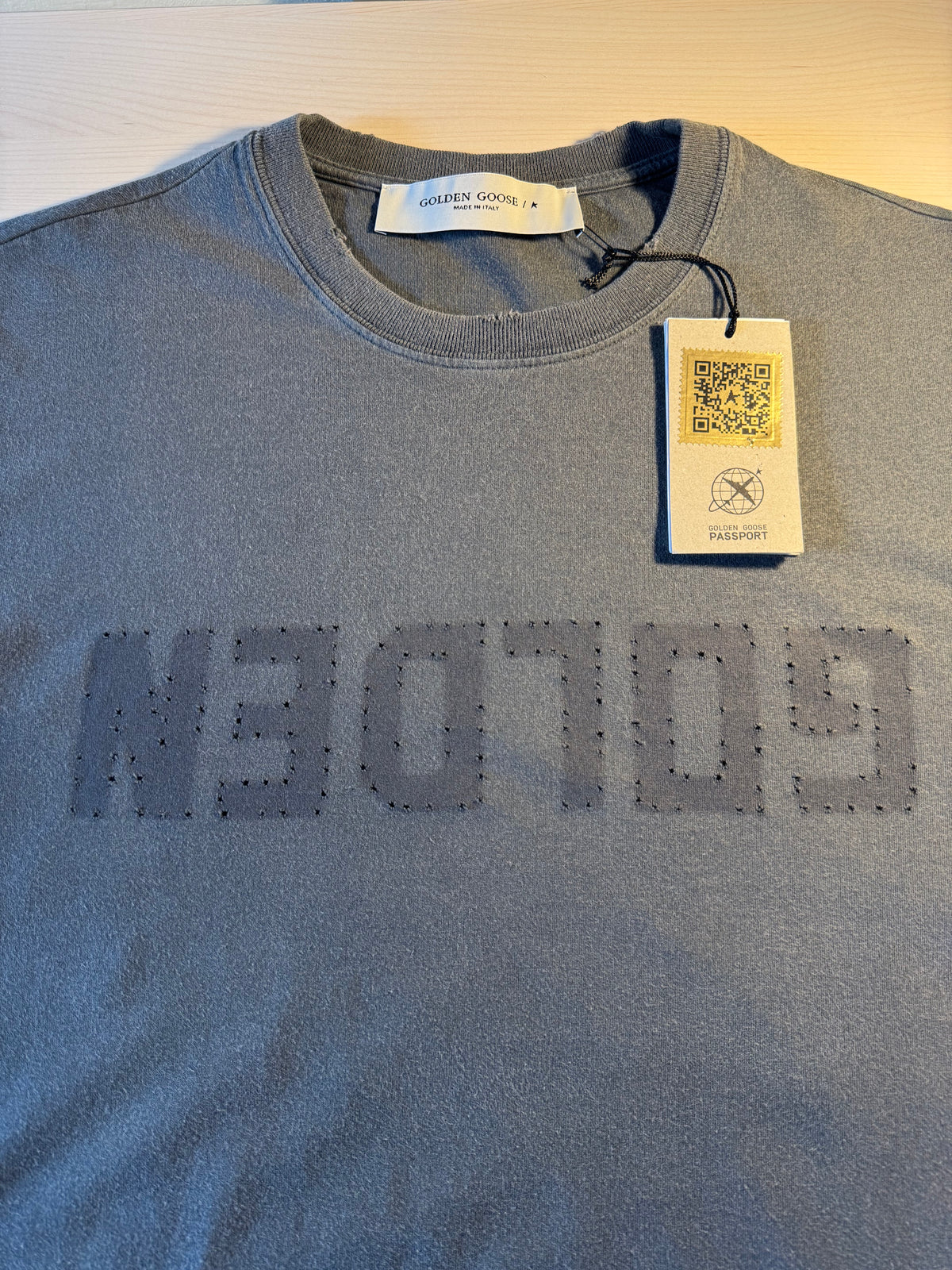 Maglia Golden Goose grigia trattamento distressed scritta Golden