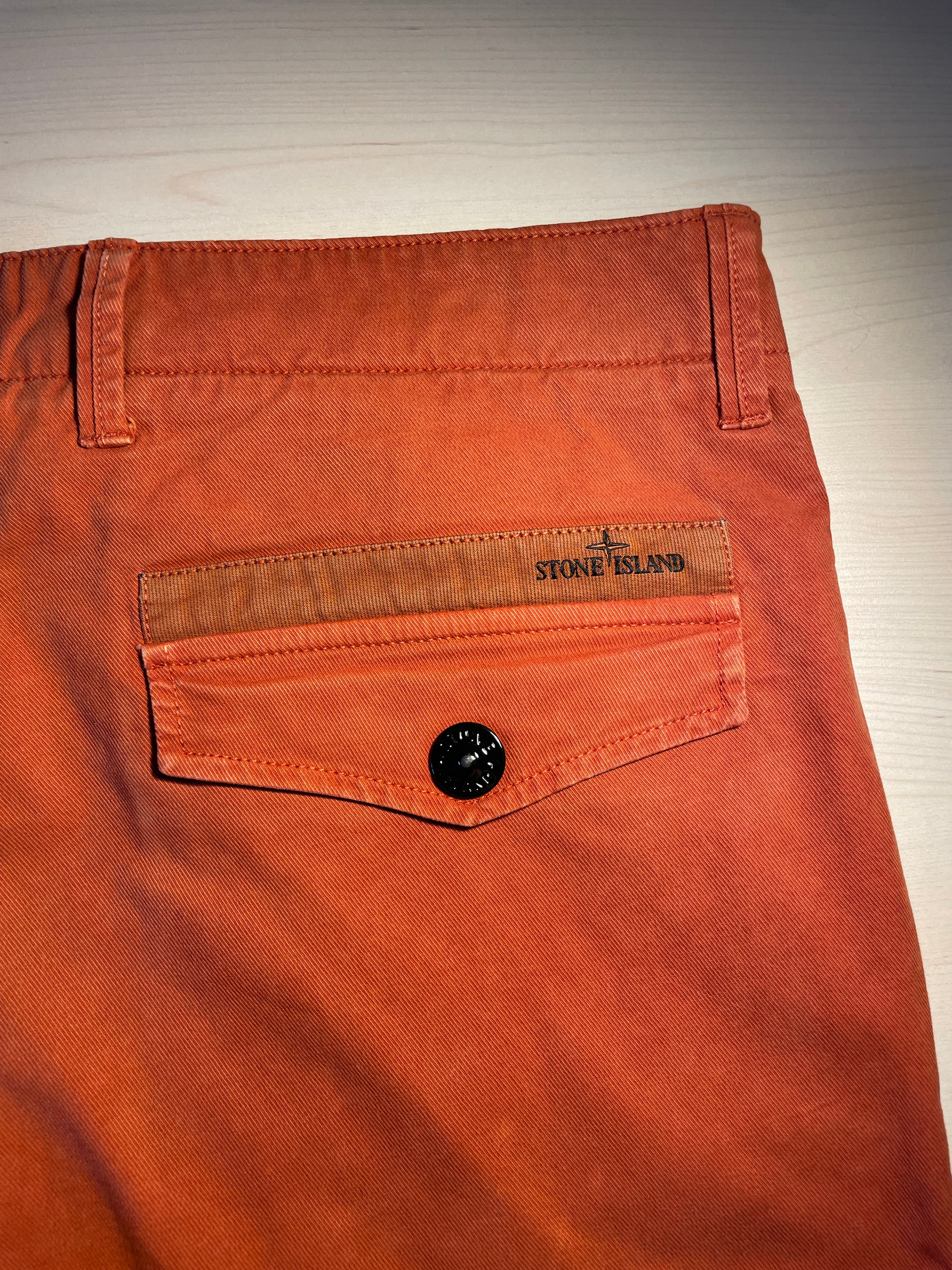 Pantaloni Stone Island arancioni logo retro