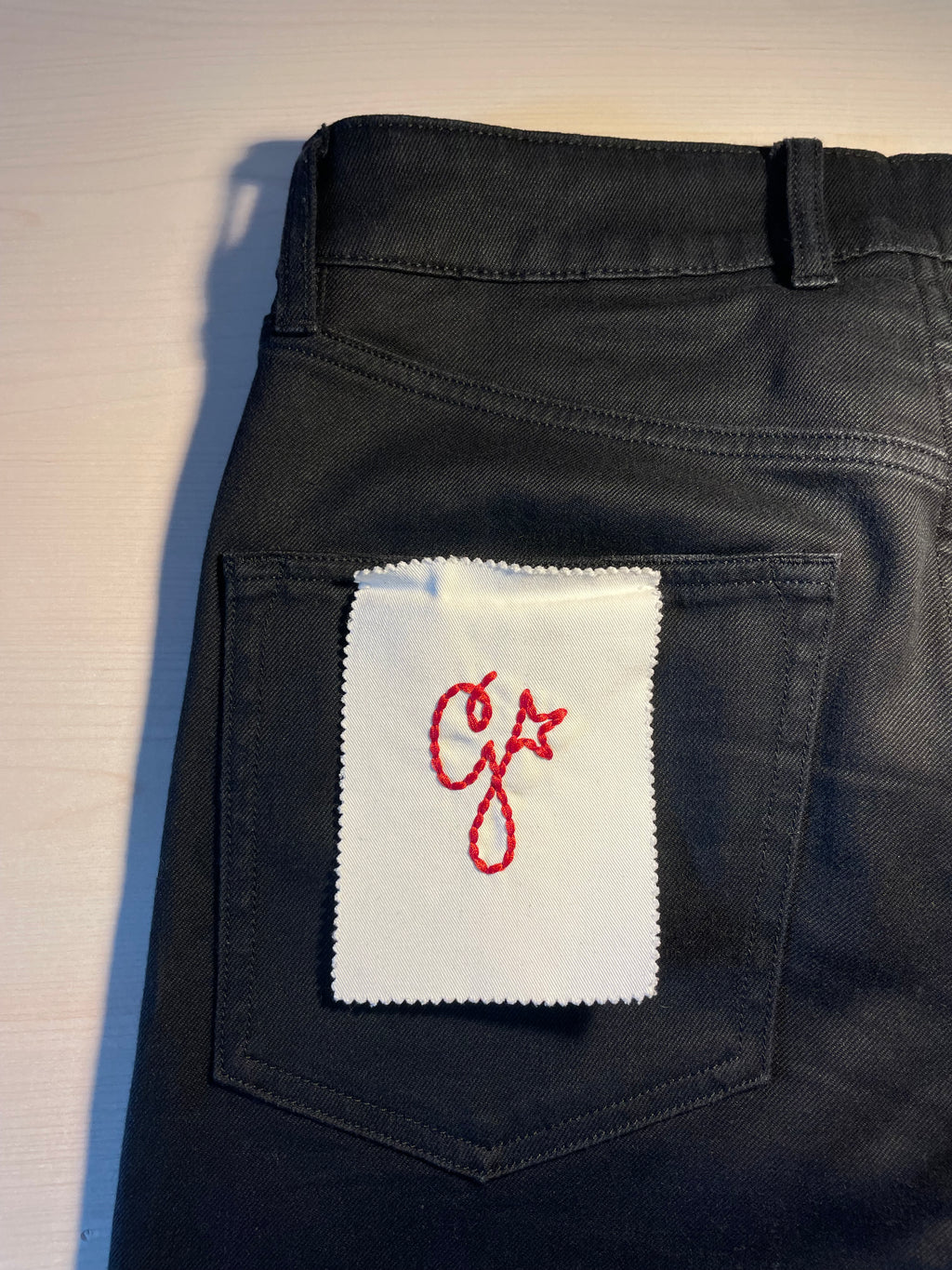 Jeans Golden Goose con patch neri