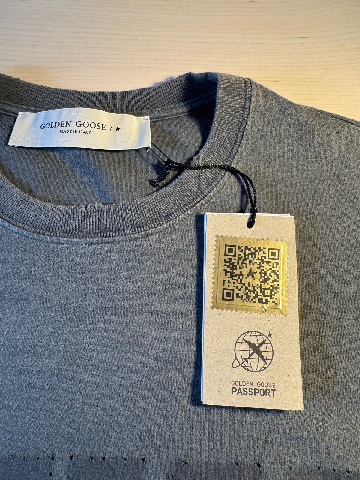 Maglia Golden Goose grigia trattamento distressed scritta Golden
