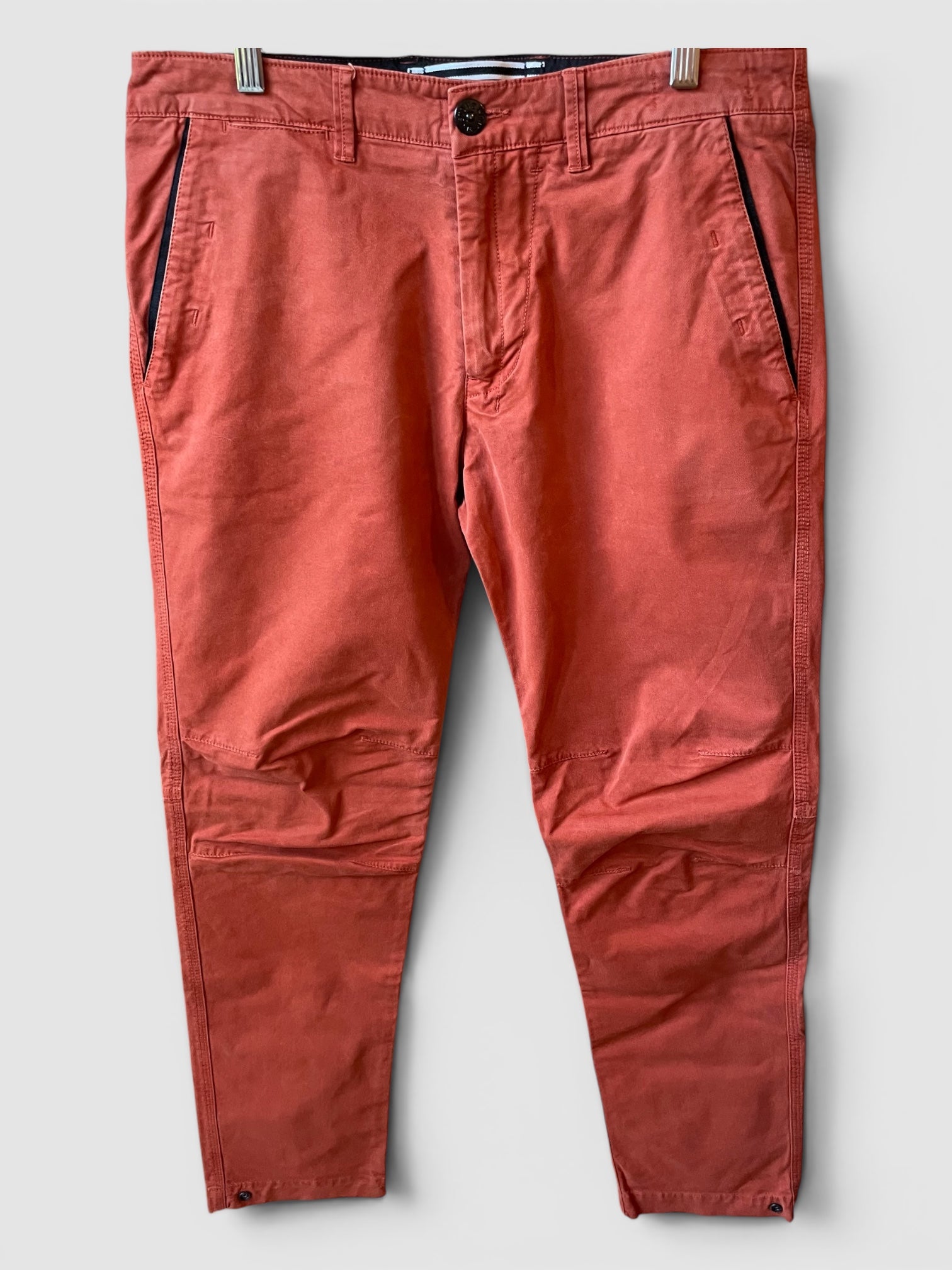 Pantaloni Stone Island arancioni logo retro
