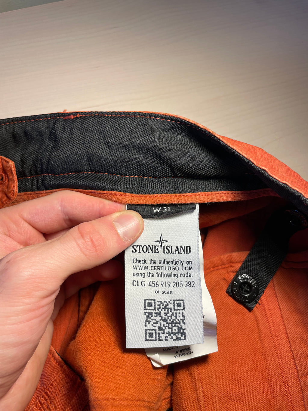 Pantaloni Stone Island arancioni logo retro