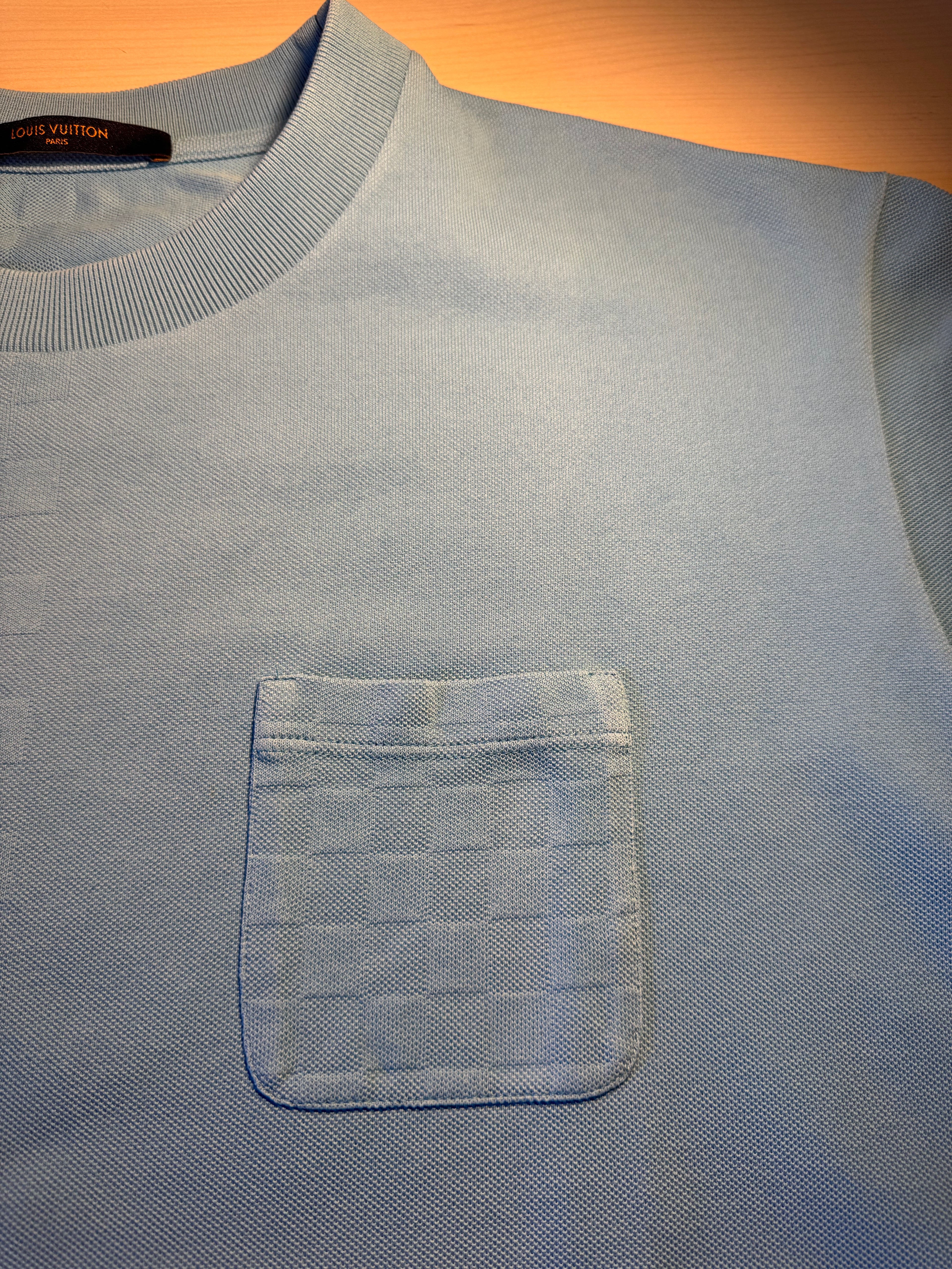 Maglia Louis Vuitton azzurra con taschino Damier