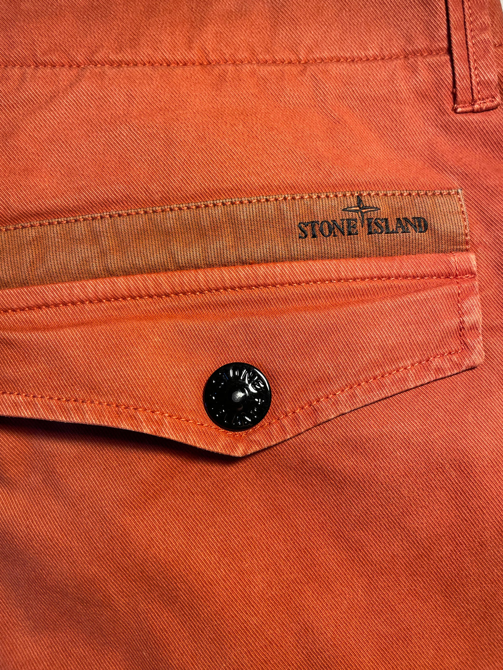 Pantaloni Stone Island arancioni logo retro