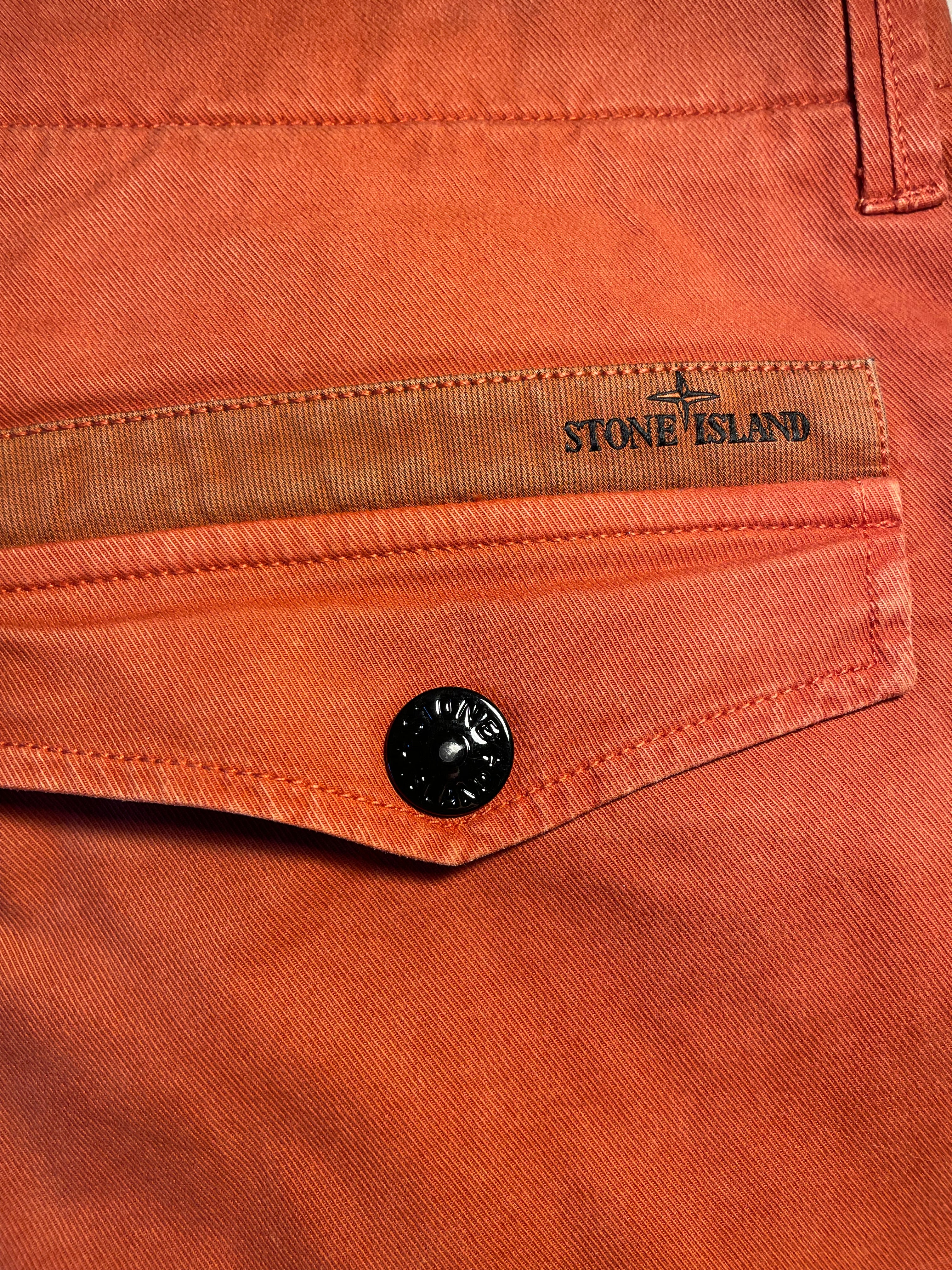Pantaloni Stone Island arancioni logo retro