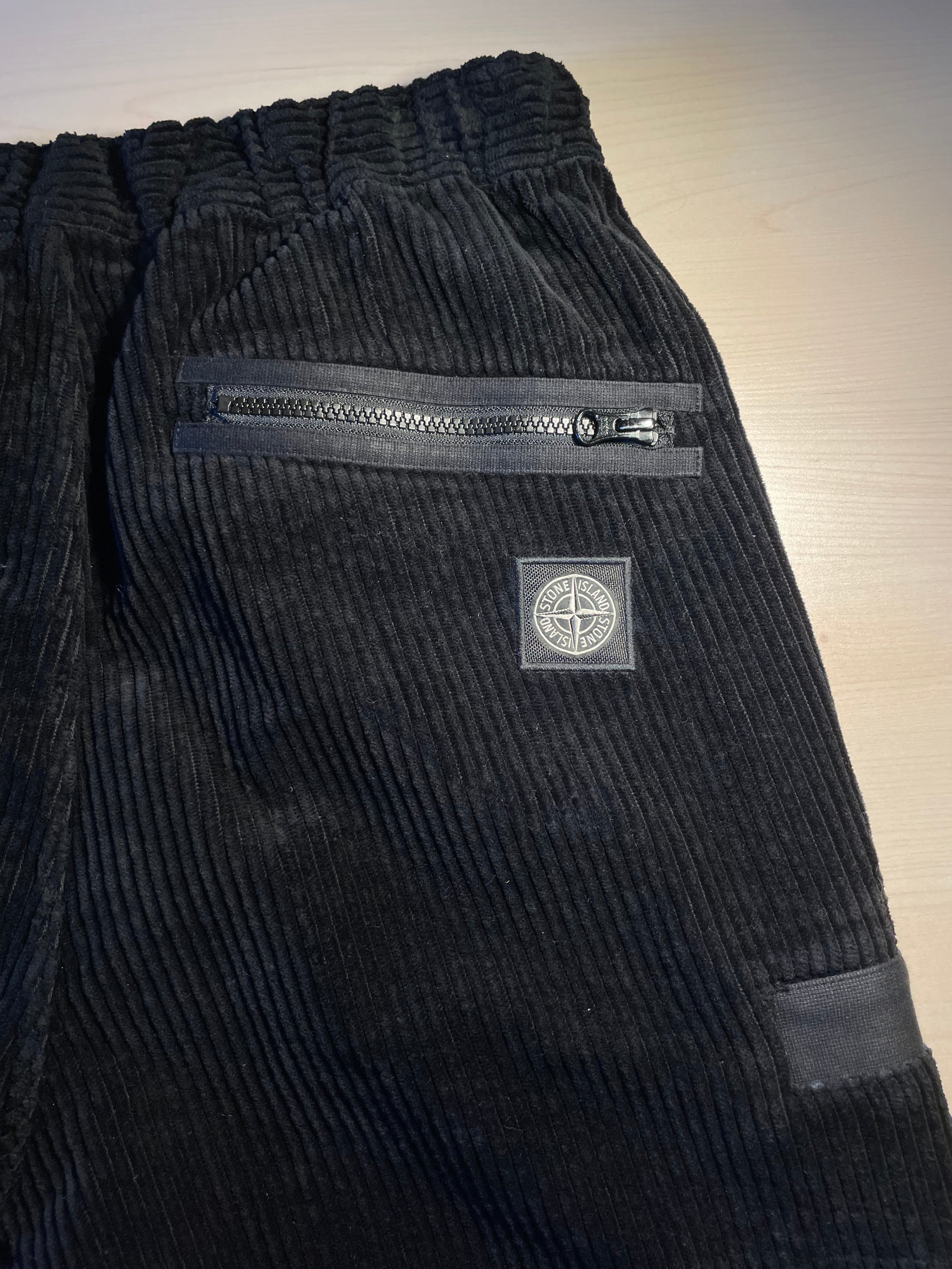 Pantaloni Stone Island neri in velluto