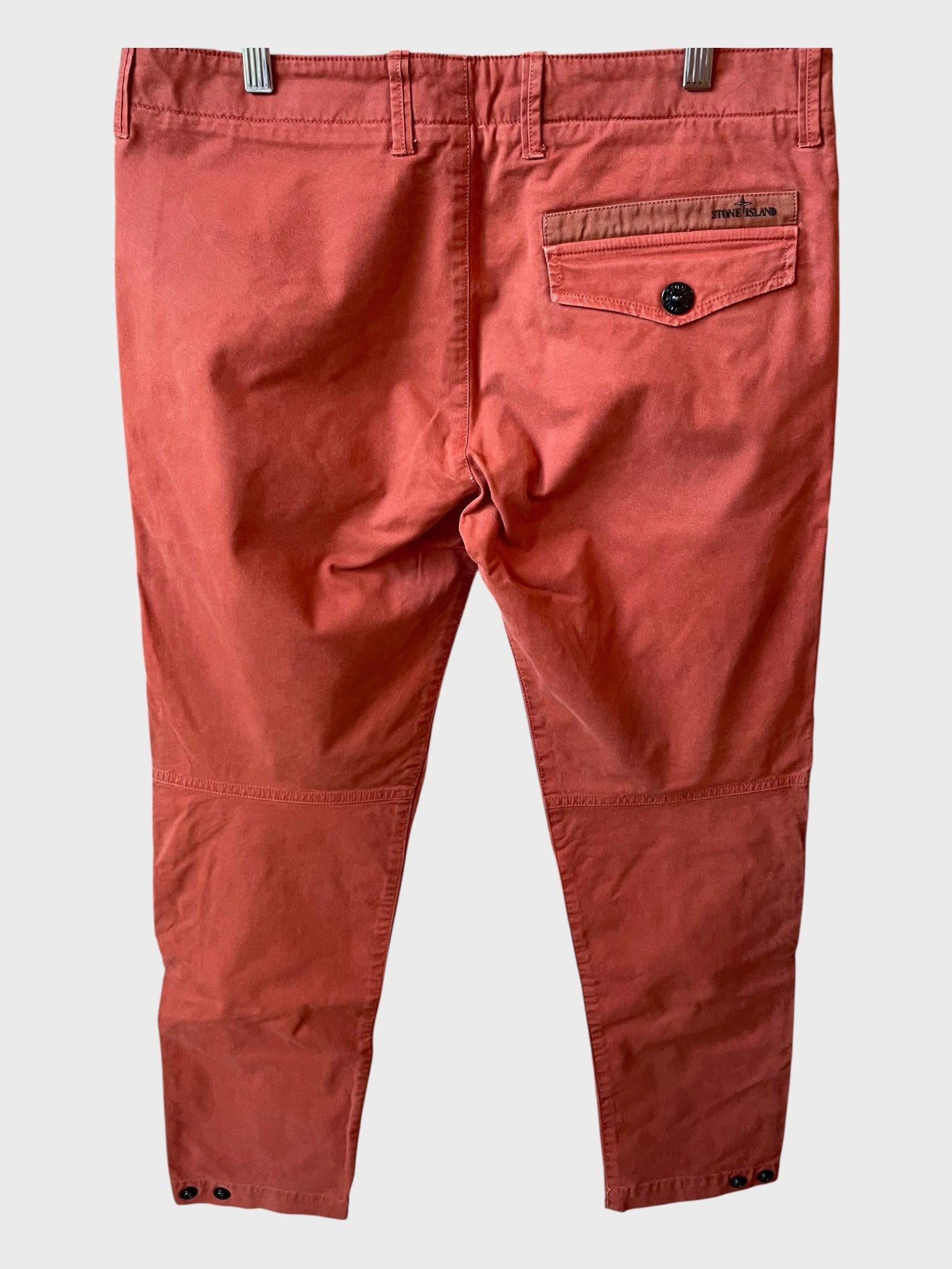Pantaloni Stone Island arancioni logo retro