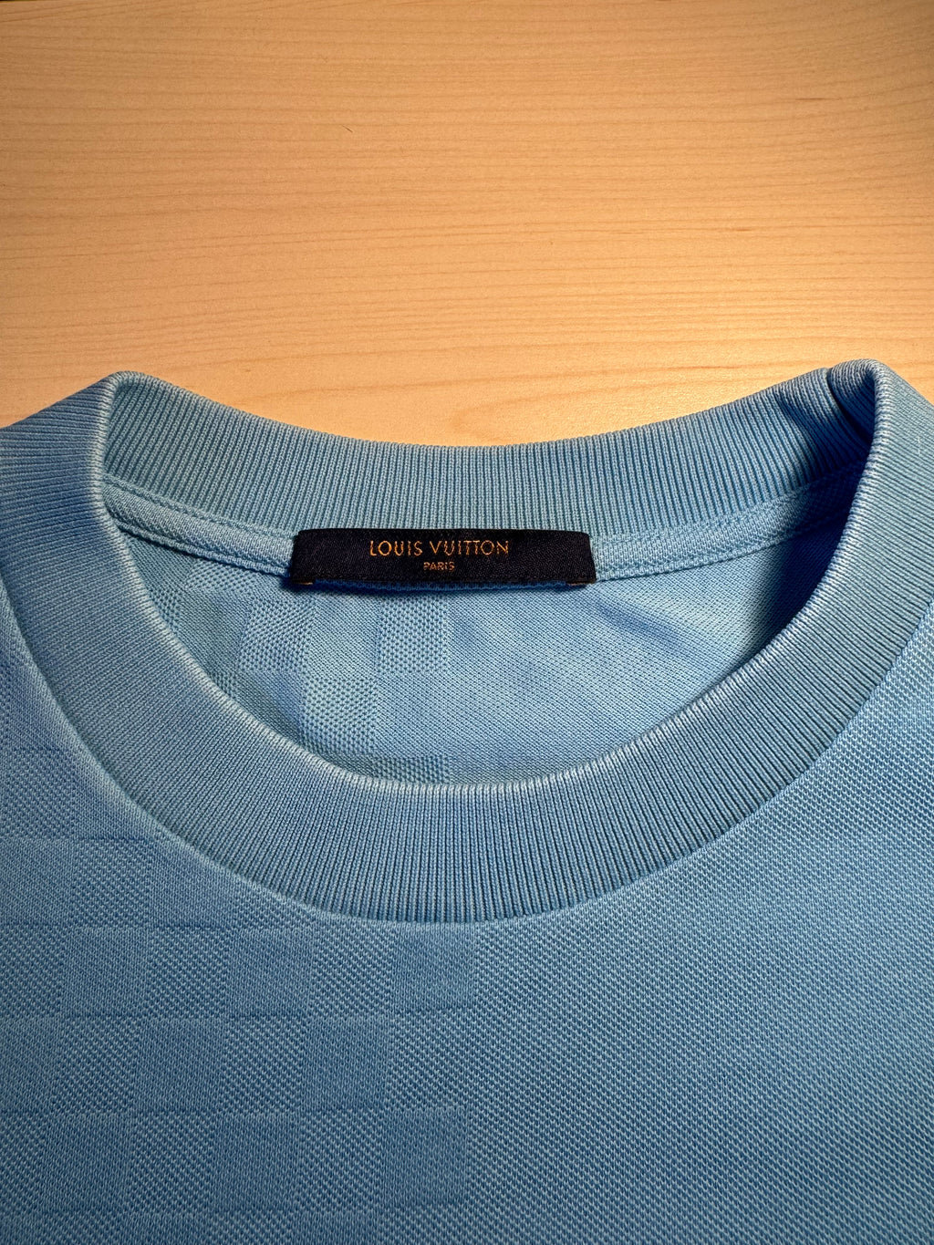 Maglia Louis Vuitton azzurra con taschino Damier