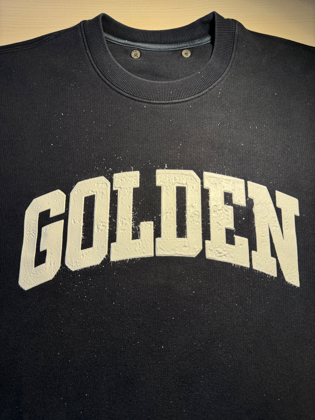 Felpa Golden Goose nera scritta "Golden" con pittura