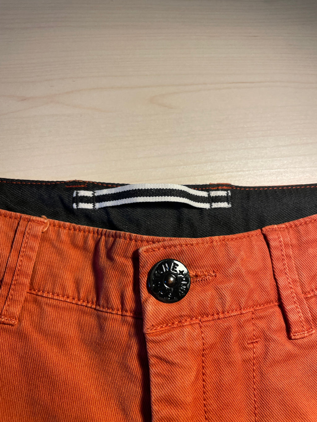 Pantaloni Stone Island arancioni logo retro
